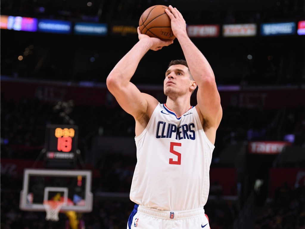 祖巴茨上半场完美发挥,13+10+3高效统治内线 对于许多传统中锋而言,罚球是相对弱势的环