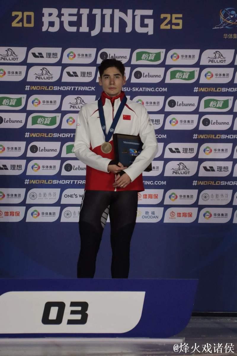 刘少昂惊险逆转,中国短道队摘得新赛季首金 刘少昂惊险逆转,中国短道队摘得新赛季首金
